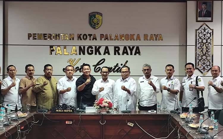 Wali Kota Palangka Raya Fairid Naparin saat menerima kunjungan dari Ketua Panitia May Day 2026 Bush Valentino dan Koordinator May Day 2026 Adi Abdian Nor (Foto : IST)