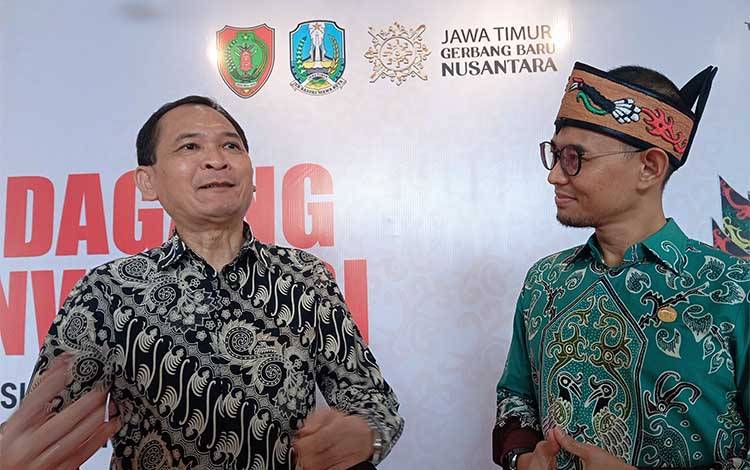 Kepala OJK Jawa Timur (kiri) dan Kepala OJK Kalteng (kanan) dalam kegiatan Misi Dagang antara kedua provinsi yang diselenggarakan di Palangka Raya baru-baru ini. (FOTO: TESTI PRISCILLA)