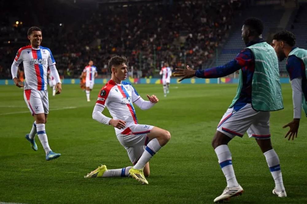 Selebrasi Strand Larsen (tengah) setelah mencetak gol ketiga Crystal Palace saat melawan Shakhtar Donetsk dalam laga leg pertama Liga Conference 2025/26 di Synerise Arena pada Kamis (30/4/2026). UEFA.com