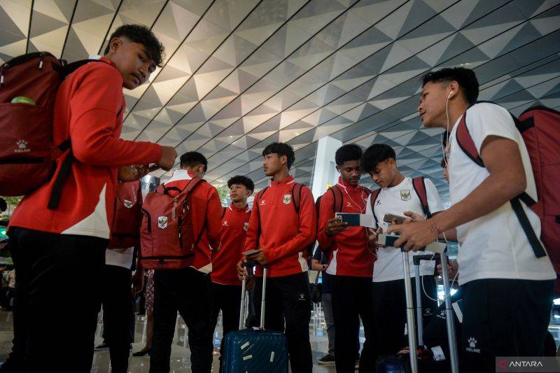 Pesepak bola Timnas Indonesia U-17 menunggu pembagian paspor di Terminal 3 Bandara Soekarno-Hatta, Tangerang, Banten, Sabtu (25/4/2026). Timnas Indonesia U-17 berangkat menuju Arab Saudi untuk laga uji coba melawan tuan rumah dan mengikuti Piala Asia U-17 2026 pada 5-22 Mei 2026. ANTARA FOTO/Putra M. Akbar/foc.