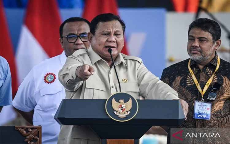 Presiden Prabowo Subianto (tengah) didampingi Presiden KSPSI AGN Andi Gani Nena Wea (kiri), dan Presiden KSPI Said Iqbal (kanan) memberikan sambutan dalam peringatan Hari Buruh Internasional atau May Day 2026 di kawasan Monumen Nasional (Monas), Jakarta, Jumat (1/5/2026). Dalam May Day 2026 para buruh menuntut adanya pengesahan RUU Ketenagakerjaan, penghapusan outsourcing dan penolakan upah murah, hingga kekhawatiran terhadap dampak konflik global yang berpotensi memicu gelombang pemutusan hubun