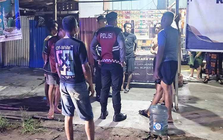 Personel Pamapta III Polres Seruyan saat mendatangi TKP ?dan memberi imbaukan kamtibmas kepada warga setempat (Foto : Ist)