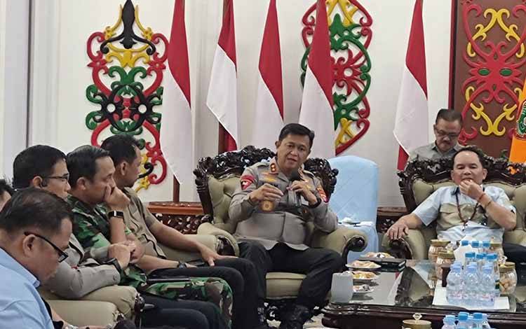 Kapolda Kalteng Irjen Pol Iwan Kurniawan saat menjawab aspirasi dari serikat buruh pada kegiatan dialog Forkopimda bersama Serikat buruh se Kalteng (Foto : PATHUR)