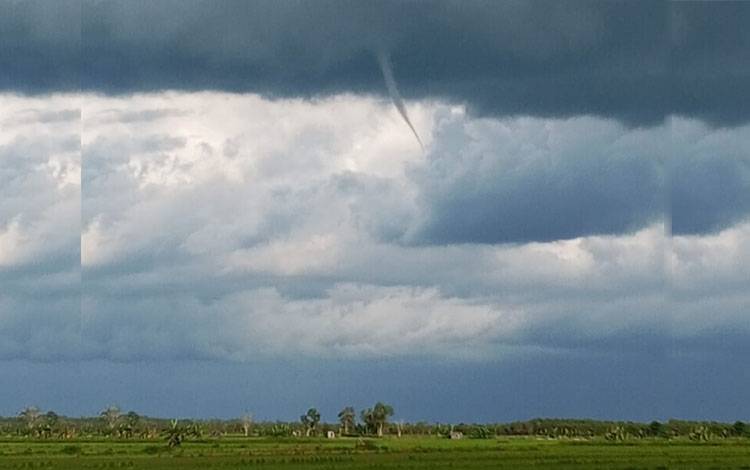 Belalai angin yang terpantau di langit Kecamatan Kapuas Timur, Sabtu, 2 Mei 2026. (FOTO: IST)