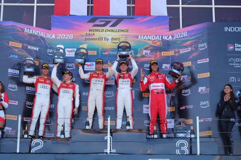 Pembalap Indonesia Sean Gelael (kanan) saat menerima trofi setelah finis di Posisi tiga race pertama GT World Challenge Asia di Sirkuit Pertamina Mandalika Nusa Tenggara Barat di Lombok Tengah, Sabtu (2/5/2026). ANTARA/Akhyar Rosidi.
