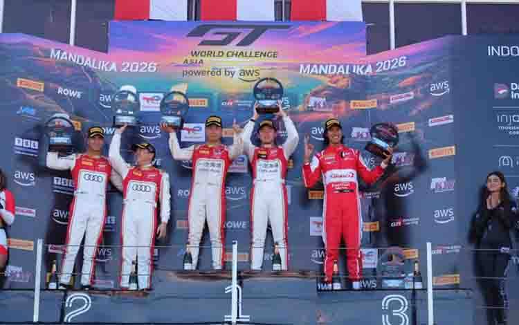 Pembalap Indonesia Sean Gelael (kanan) saat menerima trofi setelah finis di Posisi tiga race pertama GT World Challenge Asia di Sirkuit Pertamina Mandalika Nusa Tenggara Barat di Lombok Tengah, Sabtu (2/5/2026). ANTARA/Akhyar Rosidi.