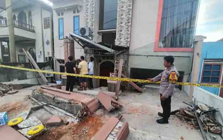 Kondisi rumah yang ambruk di Komplek Taman Citra Blok C No. 09, Jalan Malkon Temon, Kelurahan Surgi Mufti, pada Jumat, 1 Mei 2026. (FOTO: Humas Polresta Bjm)