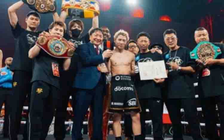 Foto juara dunia kelas super bantam tak terbantahkan Naoya Inoue (keenam kiri) bersama timnya seusai kemenangan atas Junto Nakatani yang dipublikasikan dalam media sosial yang dipantaui di Jakarta, Minggu (3/5/2026). Instagram/@naoyainoue_410