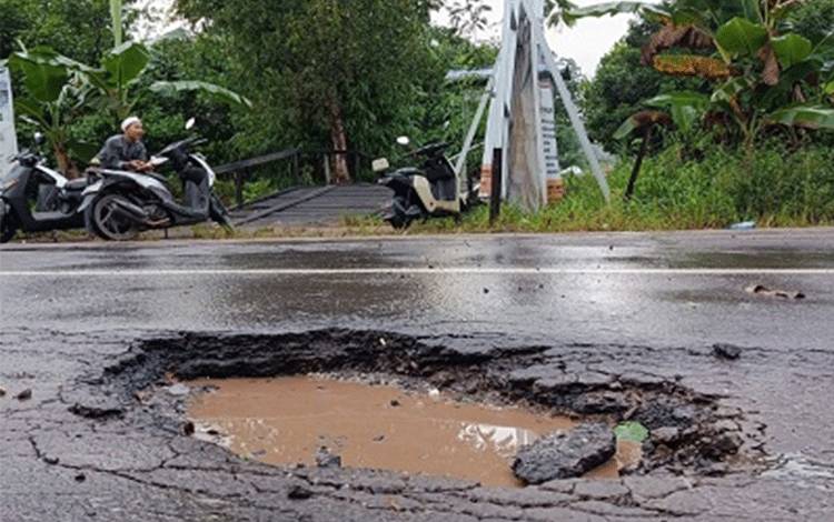 Kondisi jalan yang berlubang di Tarung Manuah, Basarang, Minggu, 3 Mei 2026. (FOTO: Yaya)