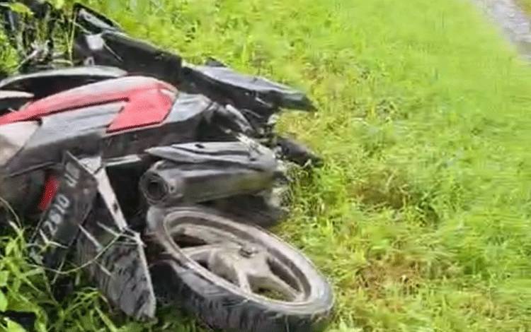 Sepeda motor misterius yang ditemukan warga di Jalan Jepang, Kuala Kapuas, Minggu, 3 Mei 2026. (FOTO: IST)