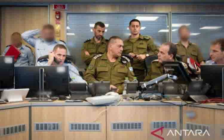Foto ini yang dikeluarkan Angkatan Pertahanan Israel (IDF) pada 13 Juni 2025 ini menunjukkan kepala staf angkatan bersenjata Israel Eyal Zamir (tengah) mengawasi serangan IDF ke Iran di ruang situasi Angkatan Udara Israel. ANTAR/Xinhua/HO-IDF/aa.