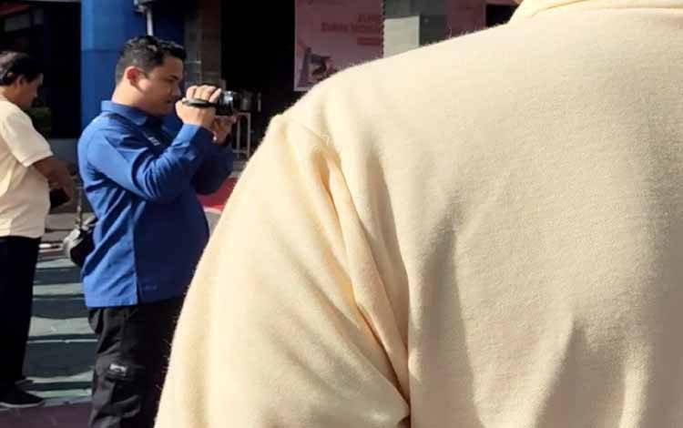Jurnalis melaksanakan tugasnya untuk "merekam" kejadian di lapangan dan menyajikannya kepada masyarakat.(FOTO: TESTI PRISCILLA)