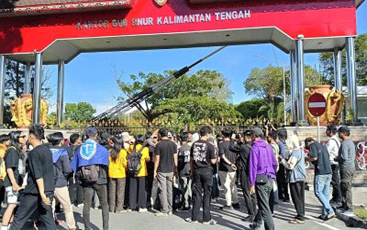 Aliansi Mahasiswa Anak Buruh saat menggelar aksi damai di samping kantor Gubernur Kalteng. (Foto : PATHUR)