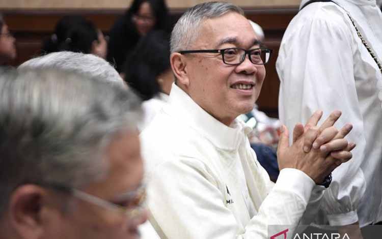 Terdakwa kasus dugaan korupsi terkait pengadaan gas alam cair atau Liquefied Natural Gas (LNG) di PT Pertamina (Persero) Hari Karyuliarto (kanan) saat akan mengikuti sidang putusan di Pengadilan Tipikor, Jakarta, Senin (4/5/2026). Majelis hakim memvonis Hari Karyuliarto dengan pidana penjara selama empat tahun lima bulan penjara serta pidana denda sejumlah Rp200 juta subsider pidana penjara pengganti selama 80 hari, sementara terdakwa Yenni Andayani divonis tiga tahun dan lima bulan penjara dan