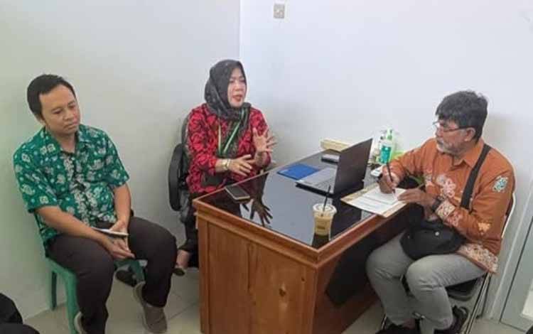 Kepala Bidang Kesmas Dinkes Palangka Raya Erna Parida Susanty saat melaksanakan bimtek di Labkeskal Palangka Raya (Foto : IST)