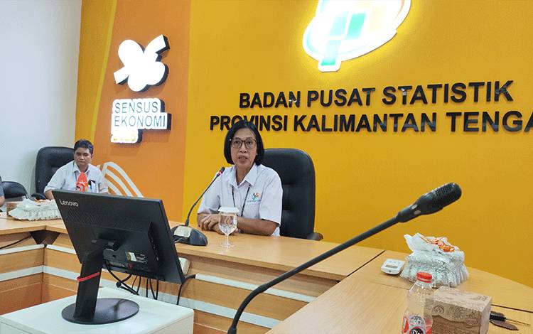 Pelaksana Tugas Kepala Badan Pusat Statistik Kalimantan Tengah, Maria Wahyu Utami, dalam Berita Resmi Statistik pada Selasa, 5 Mei 2026. (FOTO: TESTI PRISCILLA)