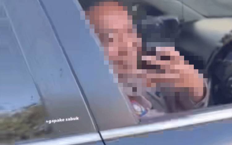 Rekaman viral yang menunjukkan oknum kepolisian berpelat DA saat melanggar aturan berkendara. (FOTO: IST)