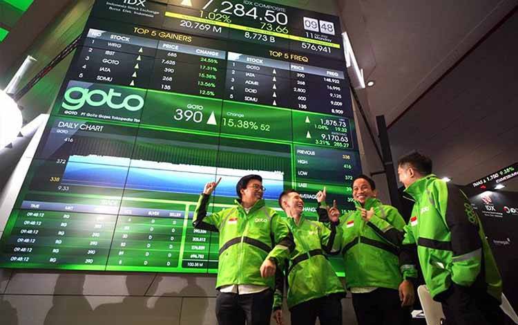 Grafik saham PT GoTo Gojek Tokopedia Tbk (GOTO) yang terlihat di monitor Bursa Efek Indonesia (BEI). ANTARA/HO-GoTo/am.