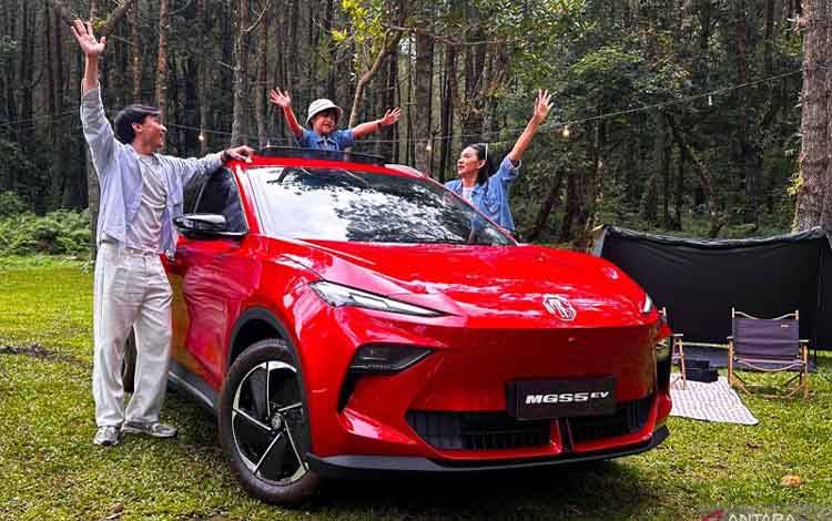 Model keluarga berpose dengan mobil MG S5 EV di kawasan Lembang, Kabupaten Bandung, Selasa (5/5/2026). (ANTARA/Pamela Sakina)