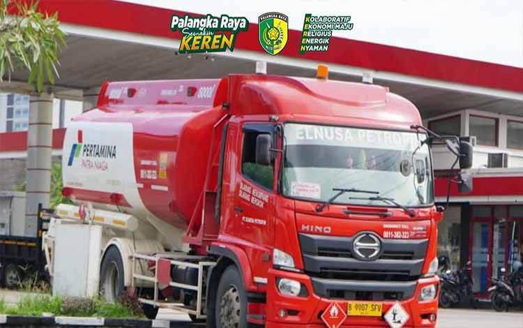 Truk minyak Pertamina saat mengisi BBM ke tangki Pendam di SPBU. (FOTO: HUMAS)