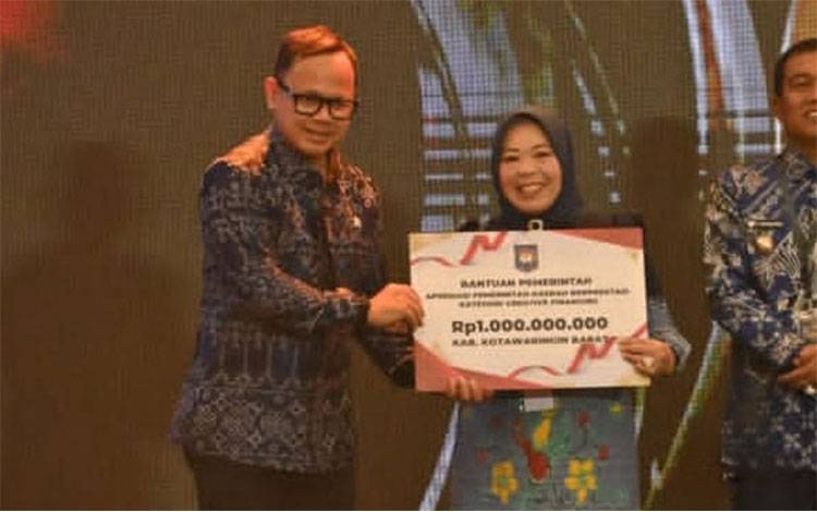 Bupati Kobar Nurhidayah saat menerima penghargaan Entrepreneur Government/Creative Financing dari Kementerian Dalam Negeri.