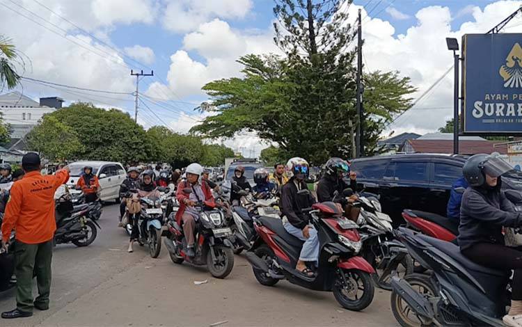 Antrean BBM di SPBU Palangka Raya, Kamis, 7 Mei 2026. (FOTO: MARINI)