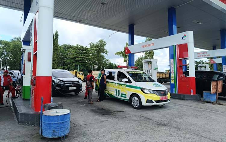 Mobil Ambulans 112 Palangka Raya saat mengisi bahan bakar di SPBU Jalan S Parman, Kamis, 7 Mei 2026. (FOTO: MARINI)