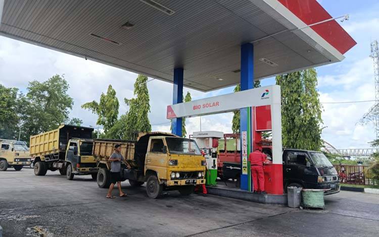 Truk sedang mengisi bahan bakar bio solar di sebuah SPBU di Palangka Raya, Kamis, 7 Mei 2026. (FOTO: MARINI)