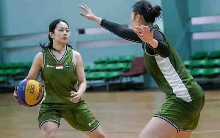 Pebasket timnas bola basket 3x3 putri Indonesia Evelyn Fiyo (kiri) membawa bola dalam latihan di Jakarta, Senin (4/5/2026). ANTARA/HO-DPP Perbasi