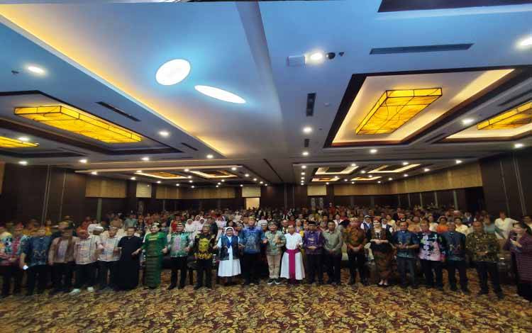 Bergandengan tangan, semua tokoh agama, forkopimda dan umat saat Perayaan Pesta Perak Tahbisan Uskup Palangka Raya, Mgr Aloysius Maryadi Sutrisnaatmaka, MSF, di Swiss-Belhotel Danum Palangka Raya pada Kamis malam, 7 Mei 2026.(FOTO: TESTI PRISCILLA)