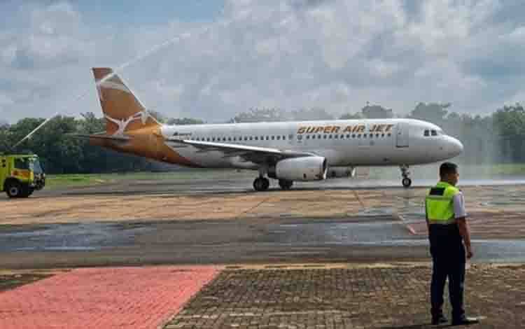 Ilustrasi Super Air Jet mendarat di Bandara H Asan Sampit. (Gemini AI)