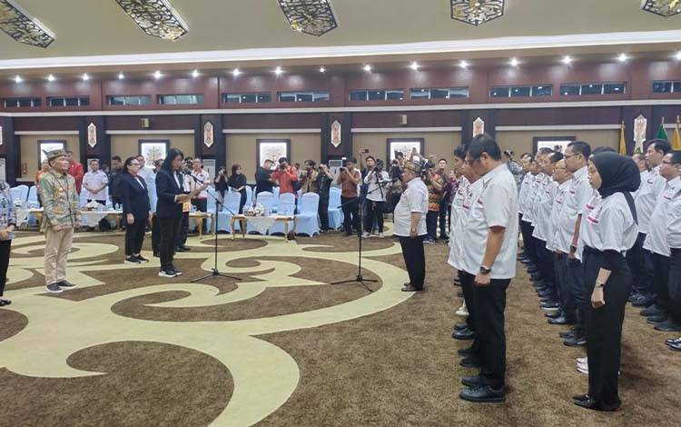Prof. Dr. Ir. Juni Gultom, S.T., M.T. dilantik sebagai Ketua Umum Pergatsi Kalteng oleh Ketua Umum Pengurus Besar Persatuan Gateball Seluruh Indonesia sekaligus Wakil Menteri Pekerjaan Umum, Diana Kusumastuti. (FOTO: Istimewa)