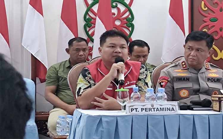 Sales Area Manager Retail Pertamina Patra Niaga Kalteng, Donny Prasetya saat konferensi pers di Istana Isen Mulang, Jumat, 8 Mei 2026. (FOTO: HERMAWAN)