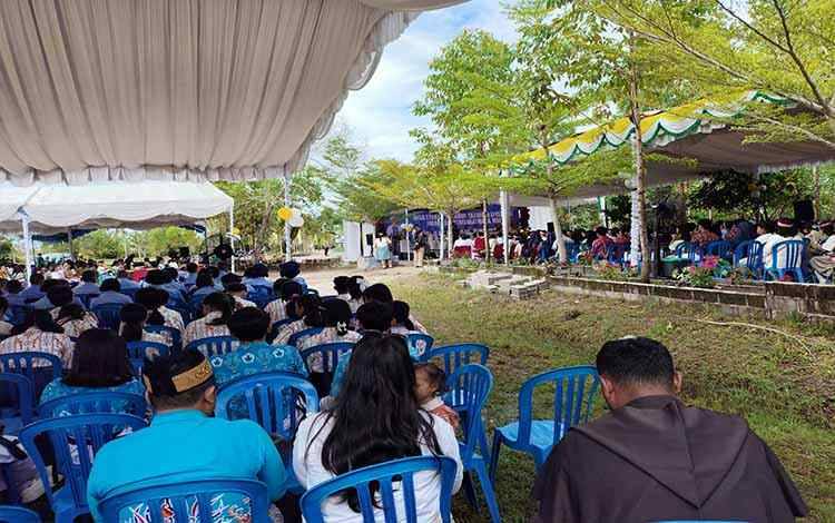 Ratusan pelajar dan umat Katolik memenuhi halaman SMAK Santo Aloysius pada Misa Pelajar se-Kota Palangka Raya, Sabtu, 9 Mei 2026.(FOTO: TESTI PRISCILLA)
