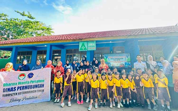 DWP Dishub Kotawaringin Timur edukasi transportasi dan keselamatan berlalu lintas untuk anak-anak TK IDHATA, Jalan Ahmad Yani, Sampit, Jumat, 8 Mei 2026.