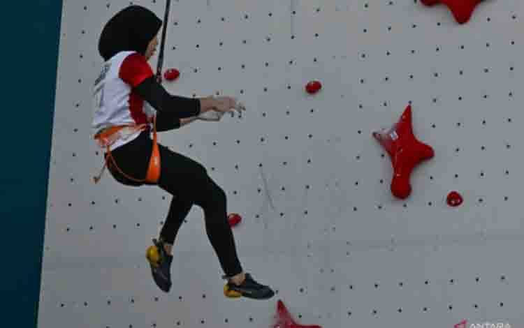 Arsip- Atlet panjat tebing putri Indonesia Rajiah Sallsabillah turun menggunakan tali usai bertanding dengan atlet Spanyol Romaro Perez saat mengikuti kualifikasi nomor speed putri Olimpiade Paris 2024 di Le Bourget Climbing Venue, Paris, Prancis, Senin (5/8/2024). ANTARA FOTO/Wahyu Putro A/nz.