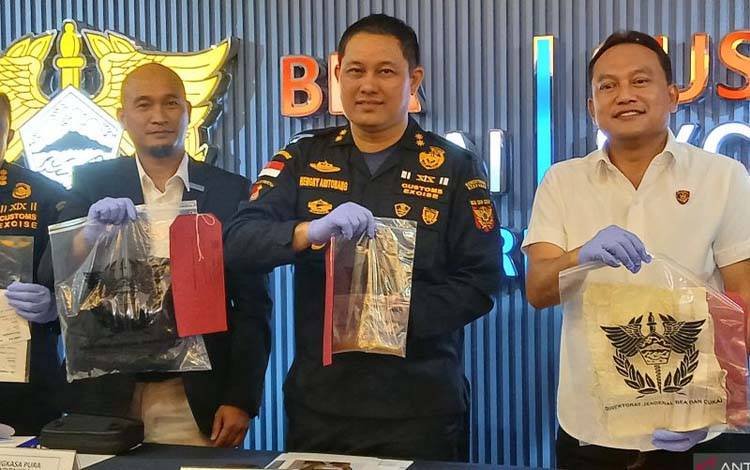 Kepala Bea dan Cukai Soekarno-Hatta Hengky Tomuan Parlindungan Aritonang (tengah) menunjukkan barang bukti berupa emas dari hasil ungkap kasus penyelundupan barang secara ilegal di Bandara Internasional Soekarno-Hatta (Soetta), Tangerang, Banten. Senin (11/5/2026). (ANTARA/Azmi Samsul M)