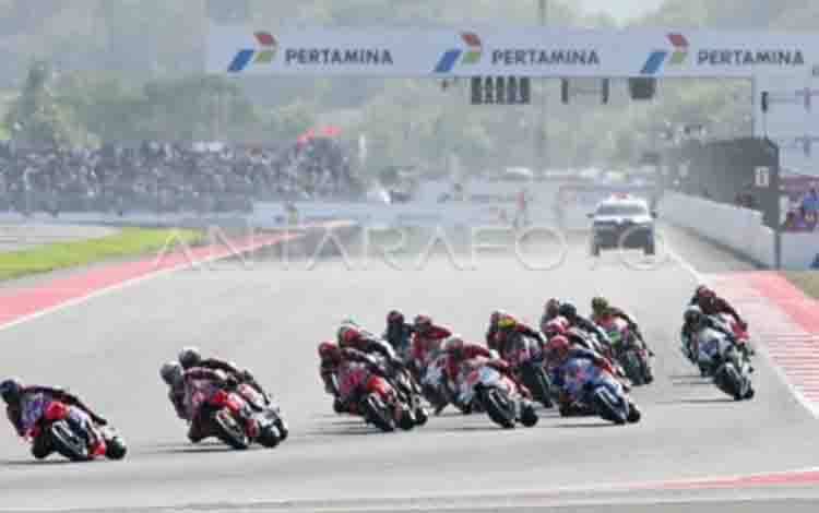 Ilustrasi - Sejumlah pembalap memacu kecepatan motornya saat berlomba dalam MotoGP Mandalika di Pertamina Mandalika International Street Circuit, Lombok Tengah, NTB, Minggu (29/9/2024). (ANTARA FOTO/Akbar Nugroho Gumay/YU)