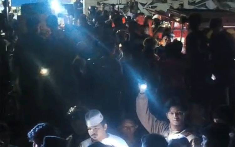 Kepanikan warga di Jembatan Basirih, Banjarmasin, usai seorang pemuda diduga lompat ke Sungai Martapura, Senin, 11 Mei 2026. (FOTO: BIB Kalimantan)