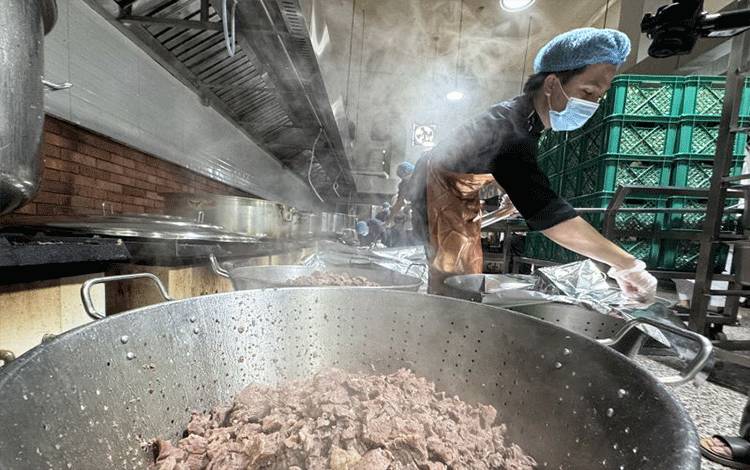 Pekerja menyiapkan makanan bagi jamaah calon haji Indonesia di dapur katering Safwat al-Wisam Grp.Ltd, Makkah, Arab Saudi, Senin (11/5/2026). ANTARA/Citro Atmoko