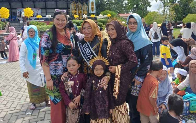 Kepala Bidang PAUD dan PNF Dinas Pendidikan Kotim, Legendaria Okta Bellary Nusaku (kiri). (FOTO: DEWIP)
