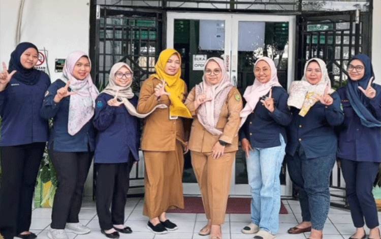Kepala Laboratorium Lingkungan Palangka Raya Anastavia Oktavianti saat berfoto bersama usai kegiatan pelatihan uji kebisingan. (Foto : IST)