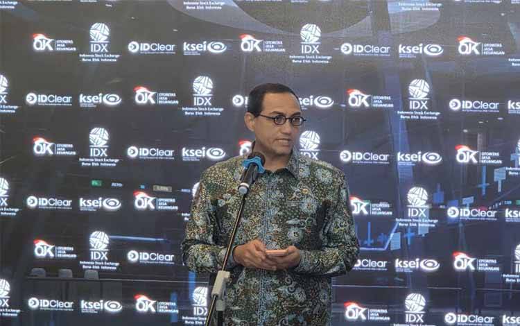 Kepala Eksekutif Pengawas Pasar Modal, Keuangan Derivatif dan Bursa Karbon OJK Hasan Fawzi dalam konferensi pers di Gedung Bursa Efek Indonesia, Jakarta, Rabu (13/5/2026) (ANTARA/Bayu Saputra)