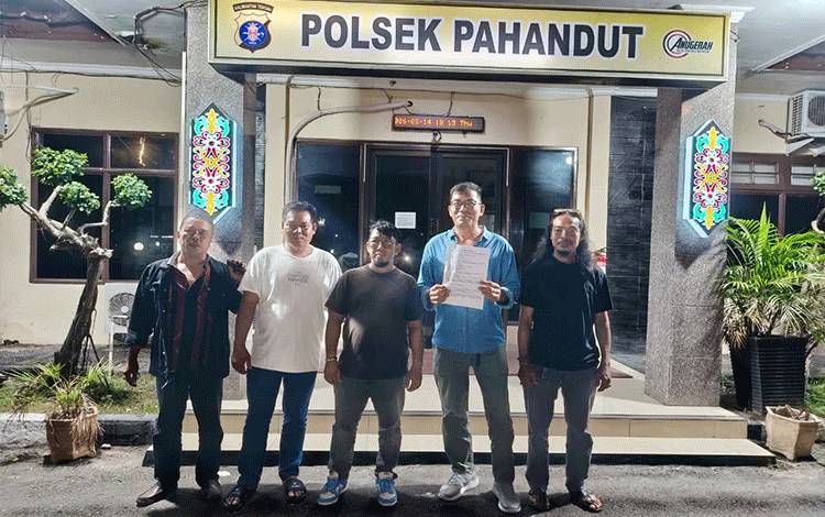 LLF dan Dali menunjukkan dokumen pencabutan laporan usai proses mediasi di Mapolsek Pahandut, Palangka Raya. Kedua pihak sepakat berdamai dan mencabut laporan masing-masing terkait insiden pertikaian di Jalan Temanggung Tilung. (FOTO:PRIBADI)