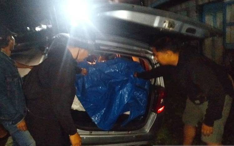 Petugas Badan Narkotika Nasional Sumbar menggeledah mobil pelaku yang membawa 150 kilogram ganja di Kabupaten Agam. Antara/HO-BNN Sumbar