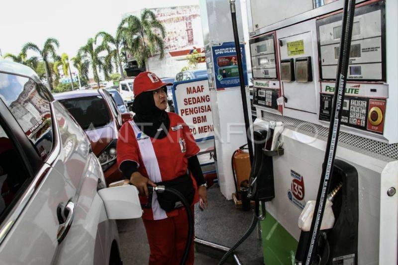 Arsip - Petugas SPBU mengisi BBM kendaraan masyarakat di Palangka Raya beberapa waktu lalu. (ANTARA/Auliya Rahman)