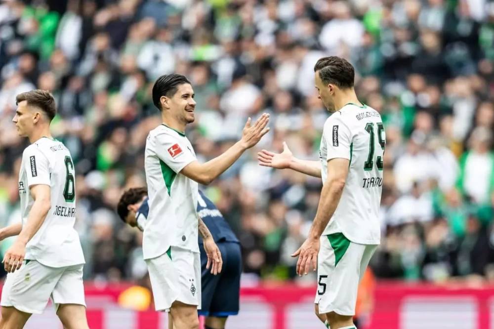 Selebrasi Kevin Diks setelah mencetak gol untuk Borussia Moenchengladbach dalam pertandingan penutup Bundesliga 2025/26 lawan Hoffenheim pada Sabtu (16/5/2026). Bundesliga.com
