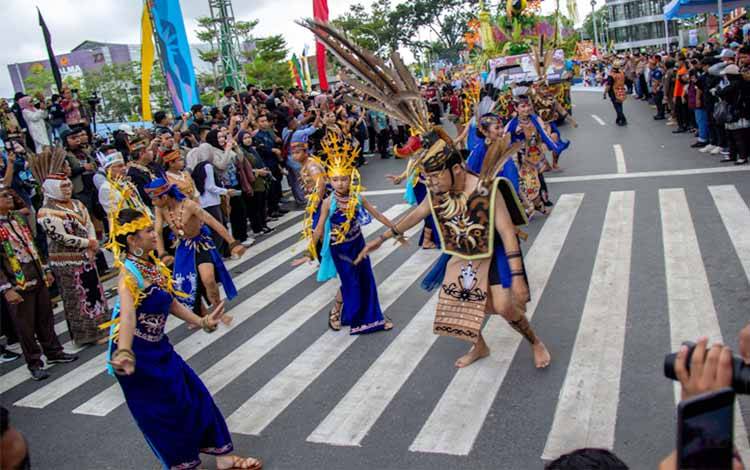 Tarian daerah ikut memeriahkan pembukaan Karnaval Budaya FBIM 2026 di Palangka Raya, Minggu 17 Mei 2026 (Foto:MARINI)