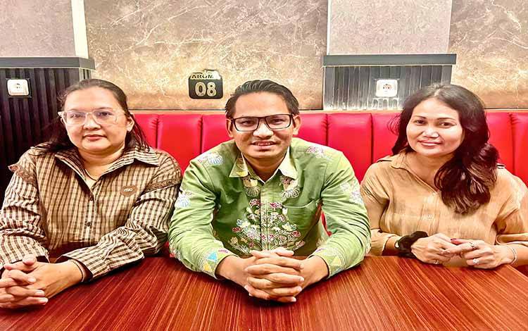 Ari Yunus Hendrawan, kuasa hukum bersama Erniaty, dan Flora Chisyashita memberikan keterangan kepada media