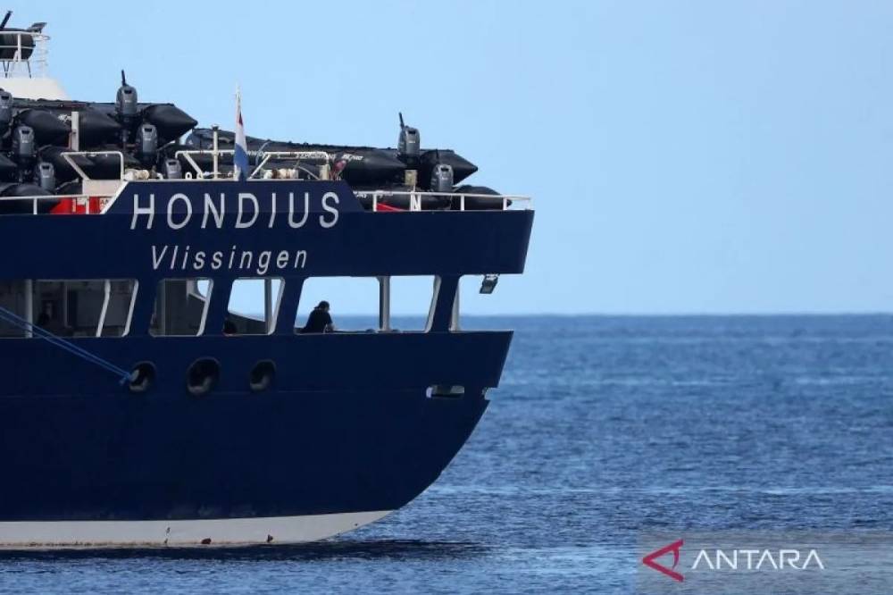 Kapal pesiar MV Hondius yang terdampak wabah hantavirus berada di Pelabuhan Granadilla de Abona, Tenerife, Kepulauan Canary, Spanyol, Senin (11/5/2026). ANTARA FOTO/REUTERS/Pedro Nunes/kye.